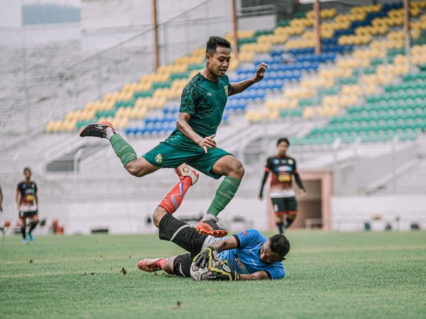 Laga uji coba Persebaya Surabaya kontra tim amatir, Gresik