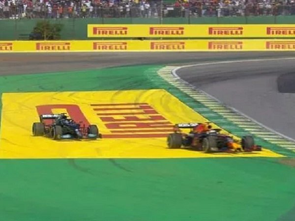 Max Verstappen berduel dengan Lewis Hamilton di Interlagos.