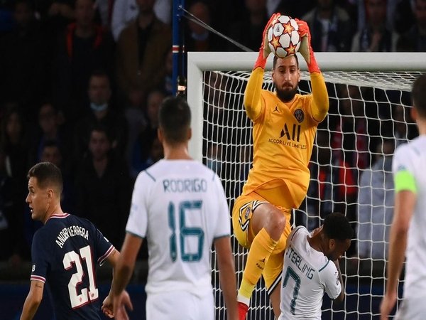 Mino Raiola mengaku tak menyesal dengan keputusannya yang membiarkan Gianluigi Donnarumma hijrah ke Paris Saint-Germain pada musim panas kemarin / via AFP