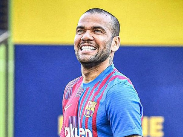 Dani Alves ungkap mengapa rela digaji minim oleh Barcelona.