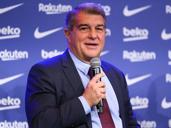 Messi dan Iniesta mungkin dibawa Joan Laporta ke Barcelona.