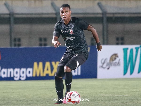 Gelandang Madura United, Hugo Gomes dos Santos Silva atau Jaja siap tampil di derby suramadu