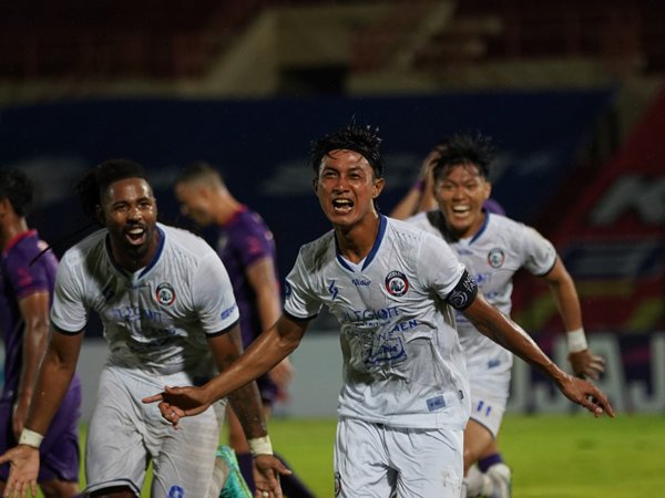 Kapten Arema FC, Johan Alfarizi merayakan gol ke gawang Persik Kediri