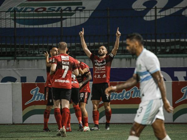 Penyerang Bali United, Ilija Spasojevic merayakan gol ke gawang Persela Lamongan