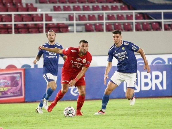 Marko SImic (Persija) ketika dibayangi dua pemain Persib