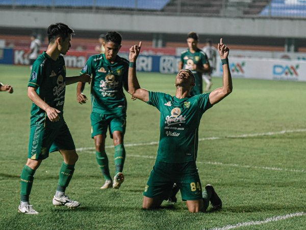 Penyerang Persebaya Surabaya, Jose WIlkson merayakan gol ke gawang Madura United