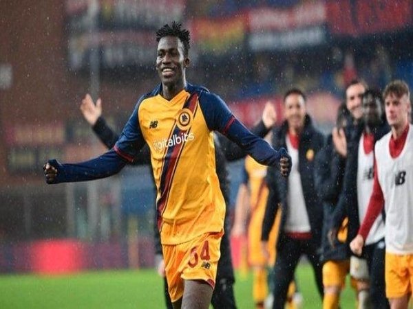 Felix Afena-Gyan melakukan selebrasi saat memborong dua gol kemenangan AS Roma atas Genoa dini hari tadi (22/11) / via Getty Images