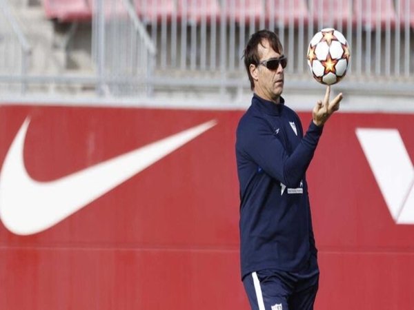 Julen Lopetegui mengaku heran dengan rumor yang menyebutkan jika dirinya saat ini tengah dilirik oleh Manchester United / via EPA