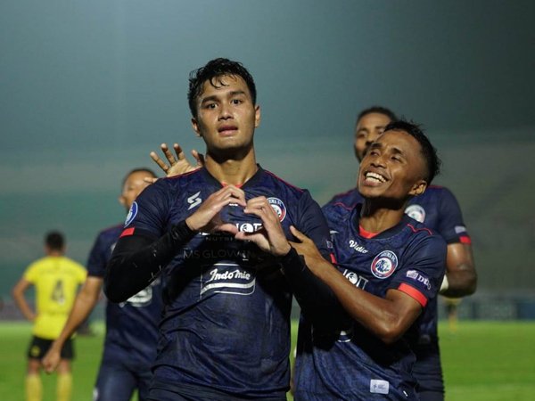 Penyerang Arema FC, M Rafli merayakan gol ke gawang Barito Putera