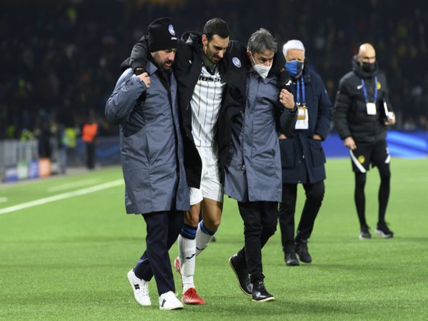 Davide Zappacosta harus ditolong oleh dua staf medis Atalanta menyusul cedera engkel yang dialami sang bek di laga melawan Young Boys dini hari tadi (24/11) / via Getty Images