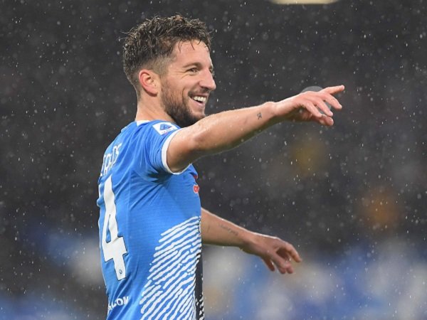 Dries Mertens ungkap harapan bertahan di Napoli.