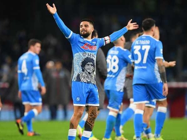 Lorenzo Insigne dedikasikan kemenangan Napoli atas Lazio untuk Diego Maradona.