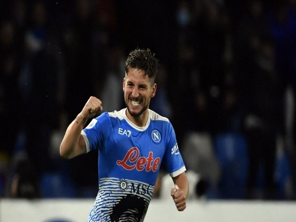 Dries Mertens bersorak bahagia usai mencetak dua gol di kemenangan 4-0 Napoli atas Lazio dini hari tadi (29/11) / via AFP