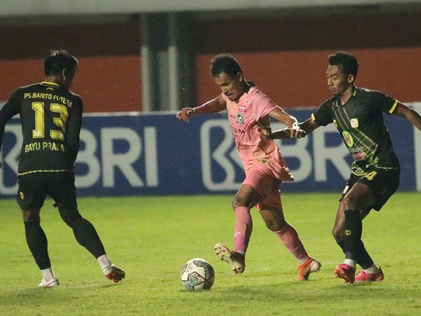 Winger Madura United, Haris Tuharea saat menghadapi Barito Putera