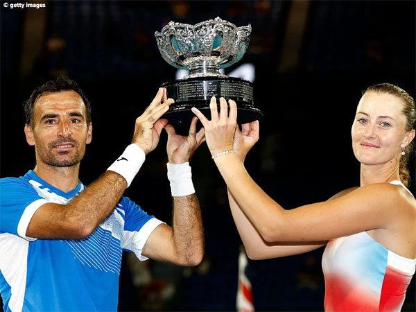 Kristina Mladenovic dan Ivan Dodig naik podium juara Australian Open 2022