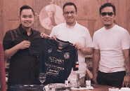 Gilang Berikan Jersey Arema FC Untuk Anies Baswedan