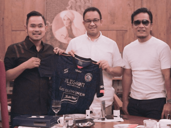 Presiden klub Arema FC, Gilang Widya Pramana menyerahkan jersey Arema FC kepada Gubernur DKI, Anies Baswedan