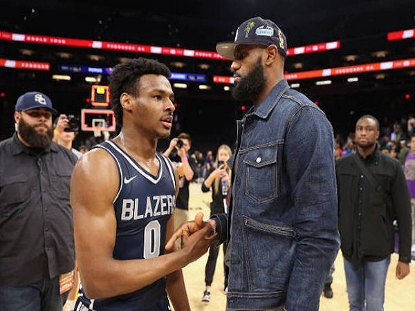 LeBron James bersama sang anak Bronny James. (Images: Getty)