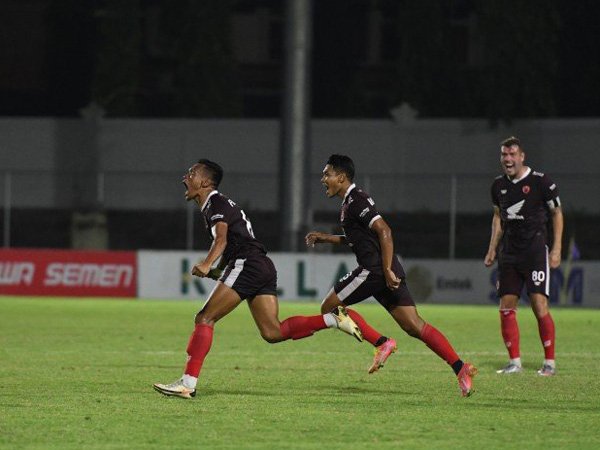 Penyerang PSM Makassar, Ferdinand Sinaga merayakan gol ke gawang Persiraja Banda Aceh