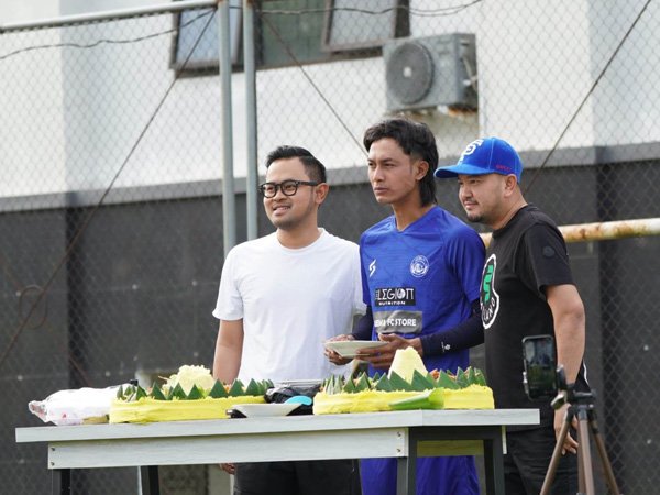 Presiden klub Arema FC, Gilang Widya saat hadir latihan perdana timnya