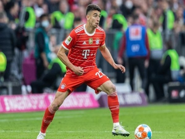 Gelandang tak terpakai Bayern Muenchen yakni Marc Roca, dilaporkan masuk dalam daftar belanja Leeds United musim panas ini / via Getty Images