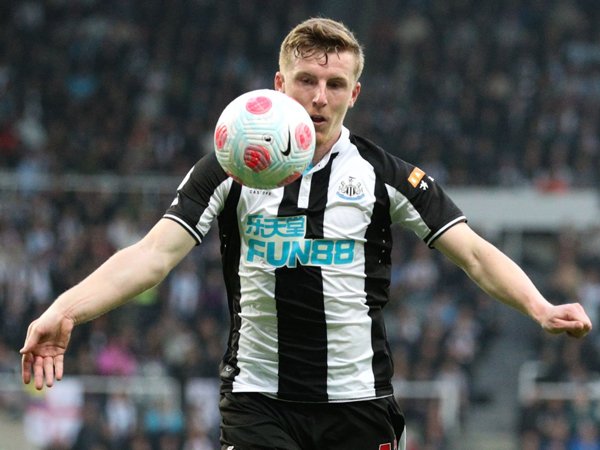 Newcastle Resmi Permanenkan Matt Targett dari Aston Villa