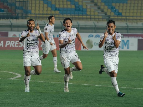 Ramdani Lestaluhu melakukan selebrasi menembak usai membobol gawang Persebaya Surabaya