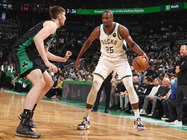 Serge Ibaka sepakat bertahan dengan Milwaukee Bucks.