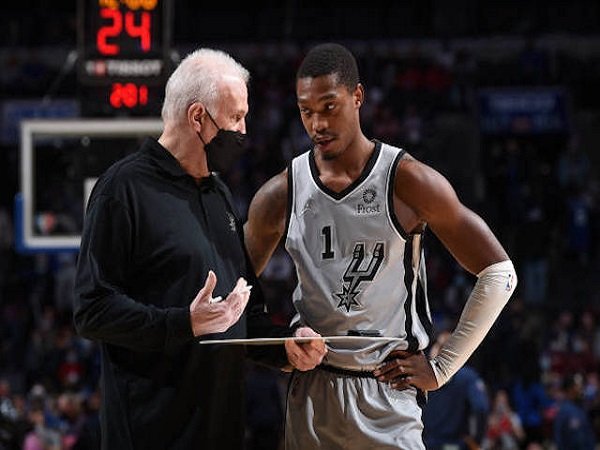 Loonie Walker IV mendapatkan instruksi dari Popovich. (Images: Getty)