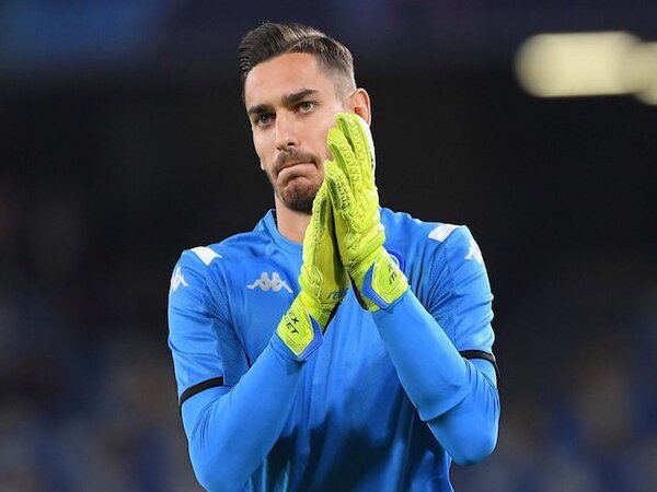 Presiden Napoli kecewa dengan kualitas yang dimiliki oleh Alex Meret dan mengonfirmasi jika Il Partenopei mengincar kiper baru musim panas ini / via Getty Images