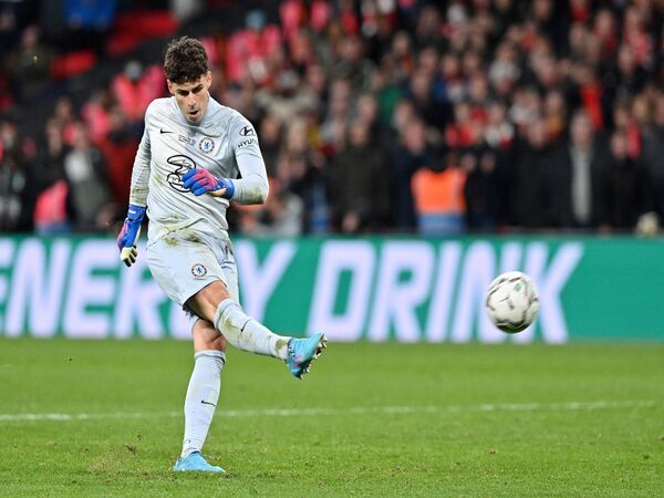 Kepa Arrizabalaga tak didaftarkan Chelsea dalam skuatnya untuk musim depan / via Getty Images