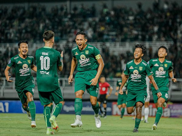 Pemain Persebaya Surabaya, RIzky RIdho merayakan gol ke gawang Persita Tangerang