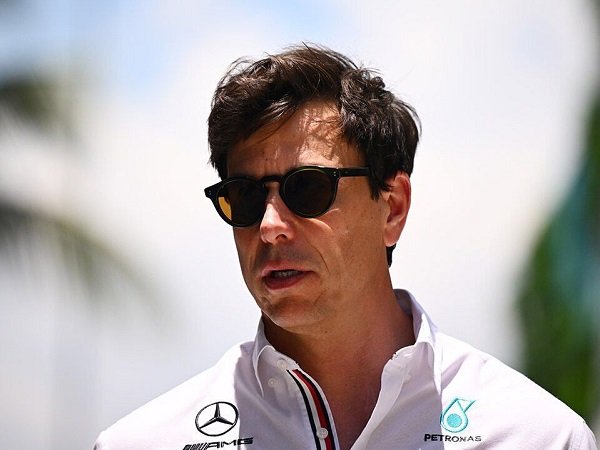 Toto Wolff ingatkan timnya agar tidak jemawa.