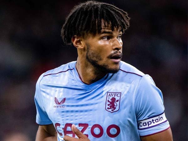 Gerrard Pertanyakan Sikap Tyrone Mings setelah Ban Kaptennya Dicopot