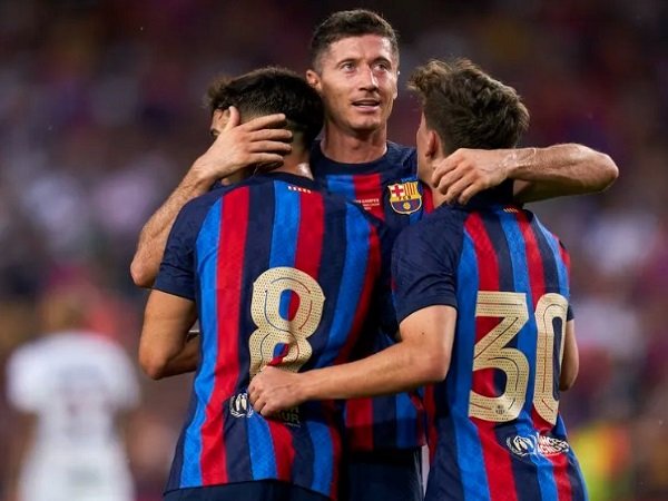 Penyerang Barcelona, Robert Lewandowski sedang selebrasi dengan Pedri. (Images: Getty)