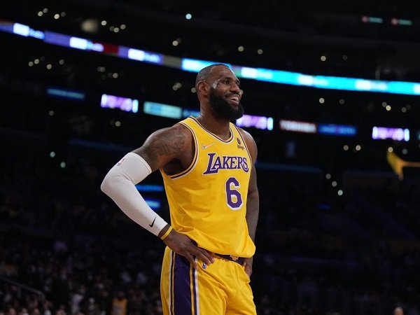 Rob Pelinka akan terus pertahankan LeBron James hingga pensiun bersama Lakers.