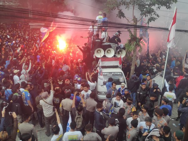 Bobotoh ketika melakukan unjuk rasa di Graha Persib