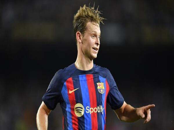 Eks Timnas Belanda mengecam perilaku semena-mena yang dilakukan oleh manajemen Barcelona terhadap Frenkie De Jong / via Getty Images