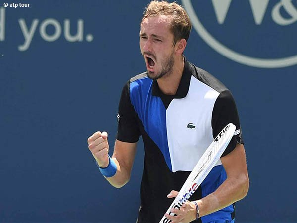 Daniil Medvedev drowns Denis Shapovalov in Cincinnati