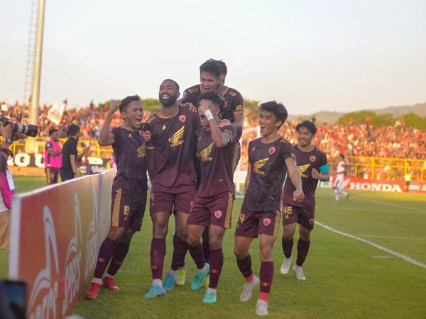 Pemain PSM Makassar, Yuran Fernandes merayakan gol ke gawang Arema FC