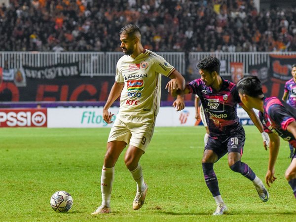 Pemain Persija Jakarta, Abdulla Yusuf Helal berupaya melewati hadangan pemain Rans Nusantara FC