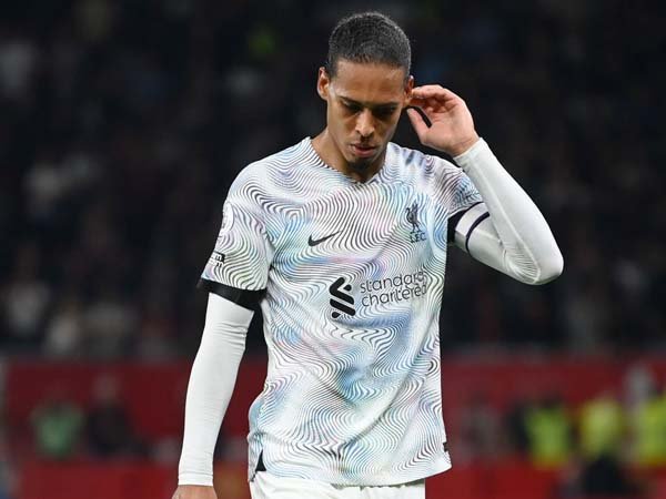 Carragher Mengecam Gaya Bertahan Virgil van Dijk