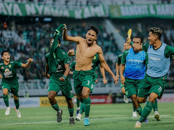 Gelandang muda Persebaya Surabaya, Marselino Ferdinan merayakan gol ke gawang PSIS Semarang