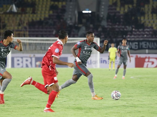 Gelandang Madura United, Jaja saat menghadapi Persis Solo