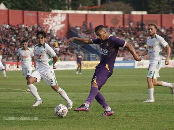 Gelandang Persik Kediri, Renan Silva saat menghadapi PSS Sleman