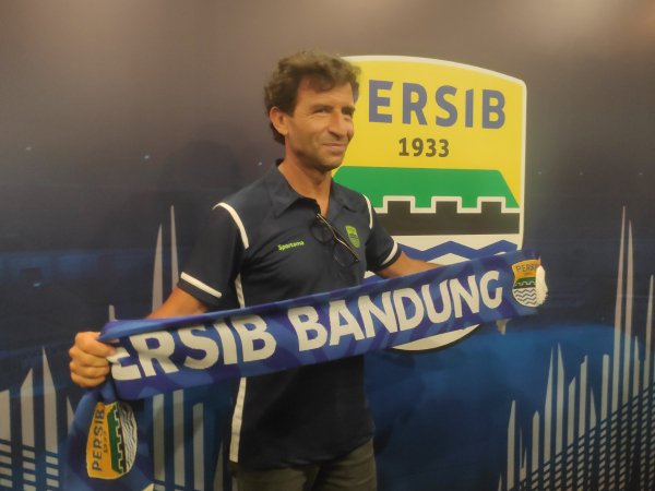 Luis Milla ketika diperkenalkan sebagai pelatih Persib