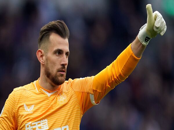 Kiper Newcastle United yaitu Martin Dubravka, saat ini dilaporkan tengah masuk dalam daftar belanja Manchester United / via Getty Images