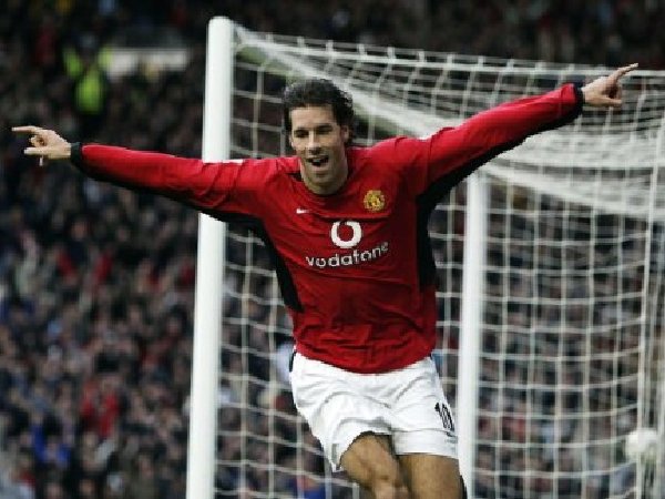 Menurut Louis Saha, Man United butuh striker seperti Ruud van Nistelrooy jika Cristiano Ronaldo jadi hengkang