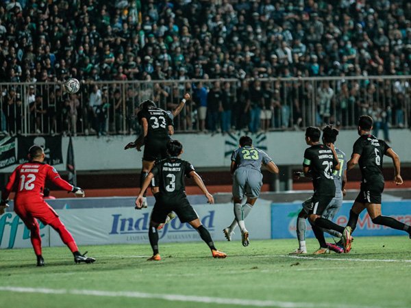 Laga PSS Sleman kontra Persebaya Surabaya