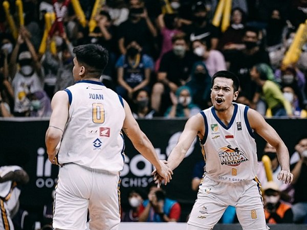 Dua pemain Satria Muda sedang melakukan selebrasi. (Images: IBL)